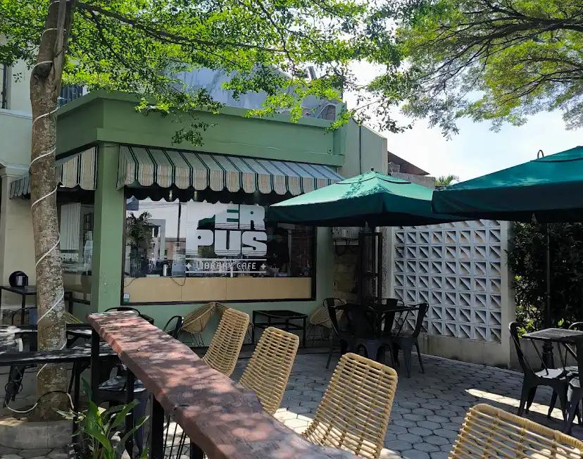 SUASANA TENANG: Pengunjung asyik membaca buku sambil menikmati kopi di salah satu kafe bernuansa minimalis di Malang. Tempat ini jadi pilihan favorit mahasiswa untuk mengerjakan tugas dengan nyaman.