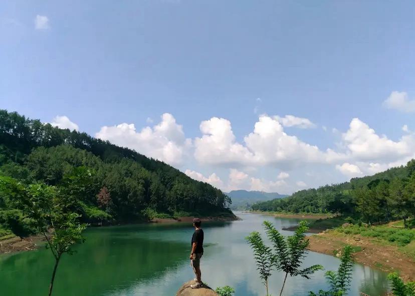 LOKASI FILM: Pemandangan Ranu Gumbolo di Tulungagung yang menjadi salah satu lokasi syuting film Sekawan Limo. Keindahan alamnya menarik perhatian wisatawan dan pencinta film lokal.