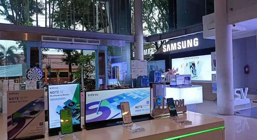 TES PRODUK: Seorang mahasiswa mencoba fitur kamera pada ponsel harga dua jutaan di salah satu gerai elektronik di Kota Malang.