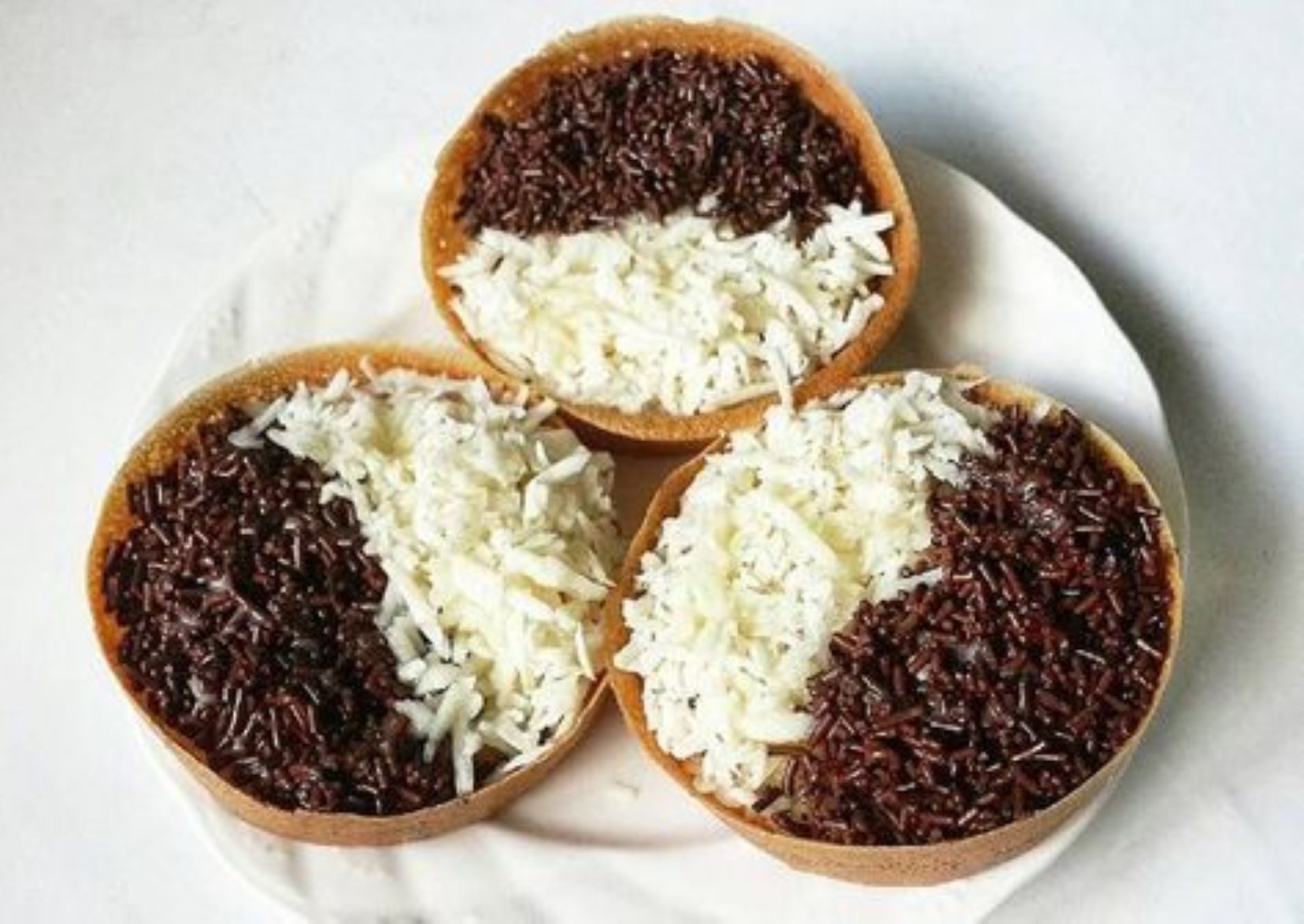 MANIS: Terang bulan mini khas Malang hadir dengan berbagai topping lezat, dari coklat keju hingga pandan yang menggoda.