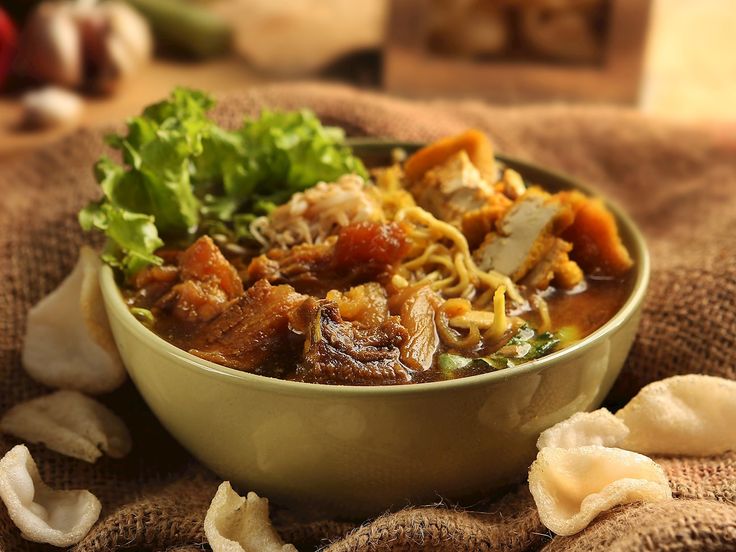 MENGGODA LIDAH: Tahu campur, kuliner khas Jawa Timur dengan perpaduan tahu, lentho, dan kuah petis yang gurih.