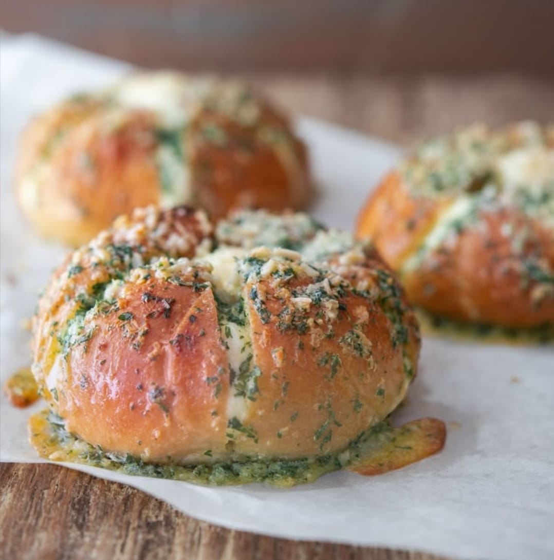 ROTI: Korean Garlic Cheese Bread yang menawarkan cita rasa gurih dan aroma bawang putih yang menggoda, temukan rekomendasinya di Malang