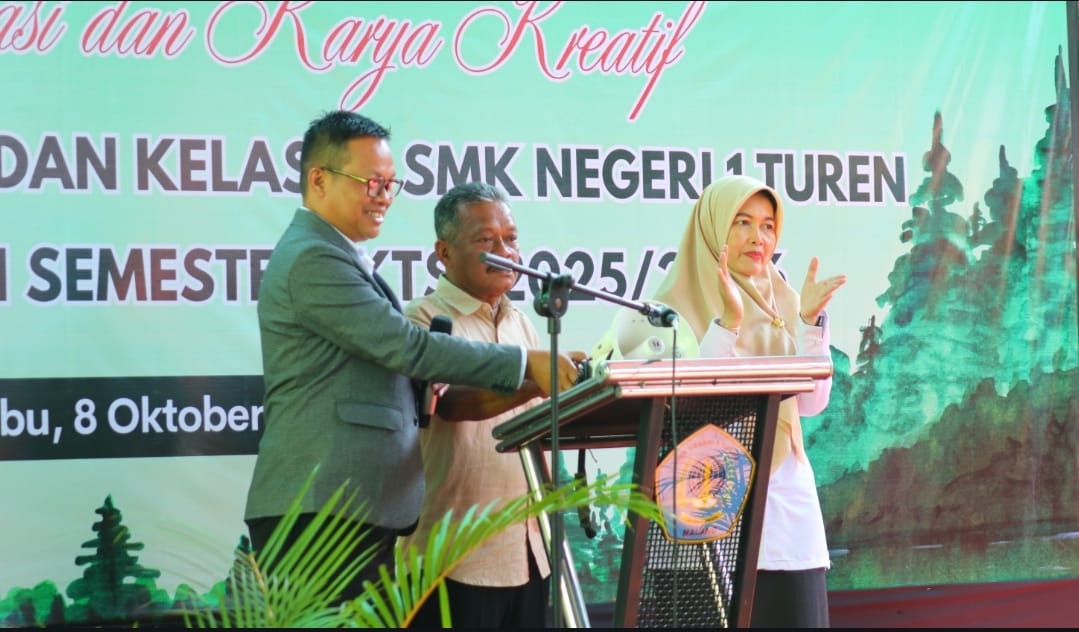 WADAHI BAKAT DAN MINAT: Kepala SMKN 1 Turen Dr Suyitno SE MPd (pakai jas) dalam Festival Literasi dan Apresiasi Karya Siswa, Rabu lalu (8/10).