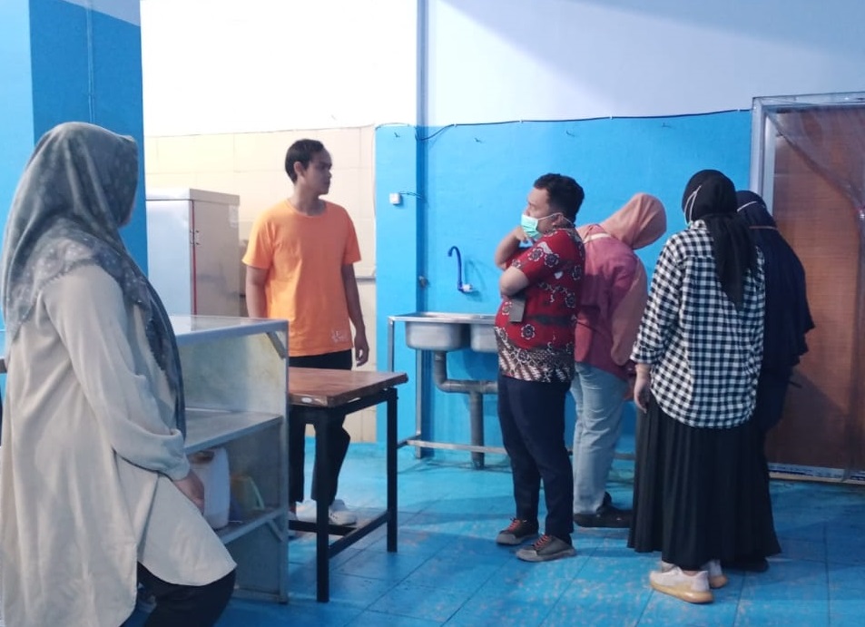 CEK LANGSUNG: Tim dari Puskesmas Dinoyo dan Dinas Kesehatan Kota Malang meninjau SPPG Bani Umar, 10 Oktober lalu.