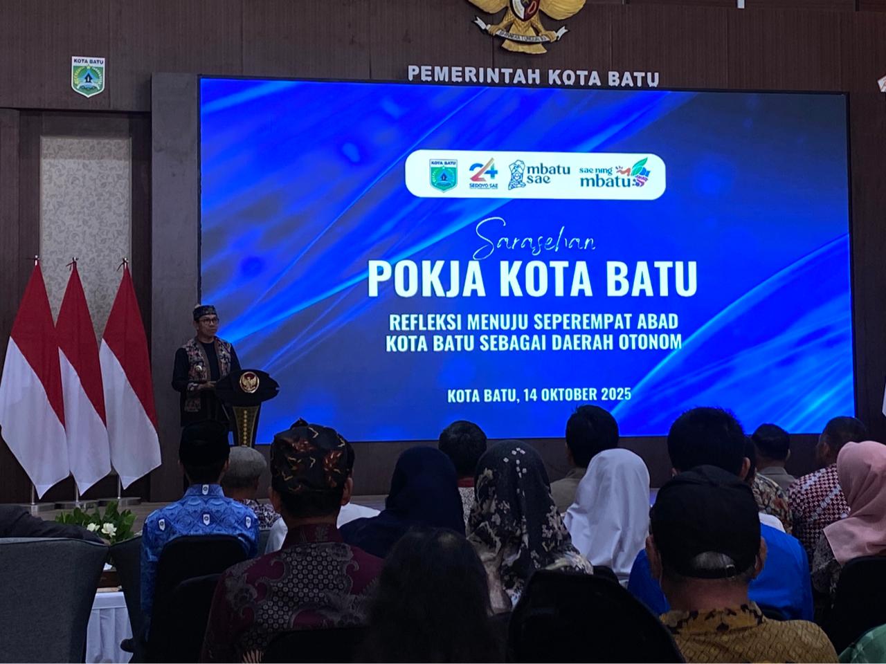 SINERGI: Wali Kota Batu Nurochman memberikan sambutan dalam kegiatan Sarasehan Pokja di Graha Pancasila Balai Kota Among Tani Batu kemarin (14/10).