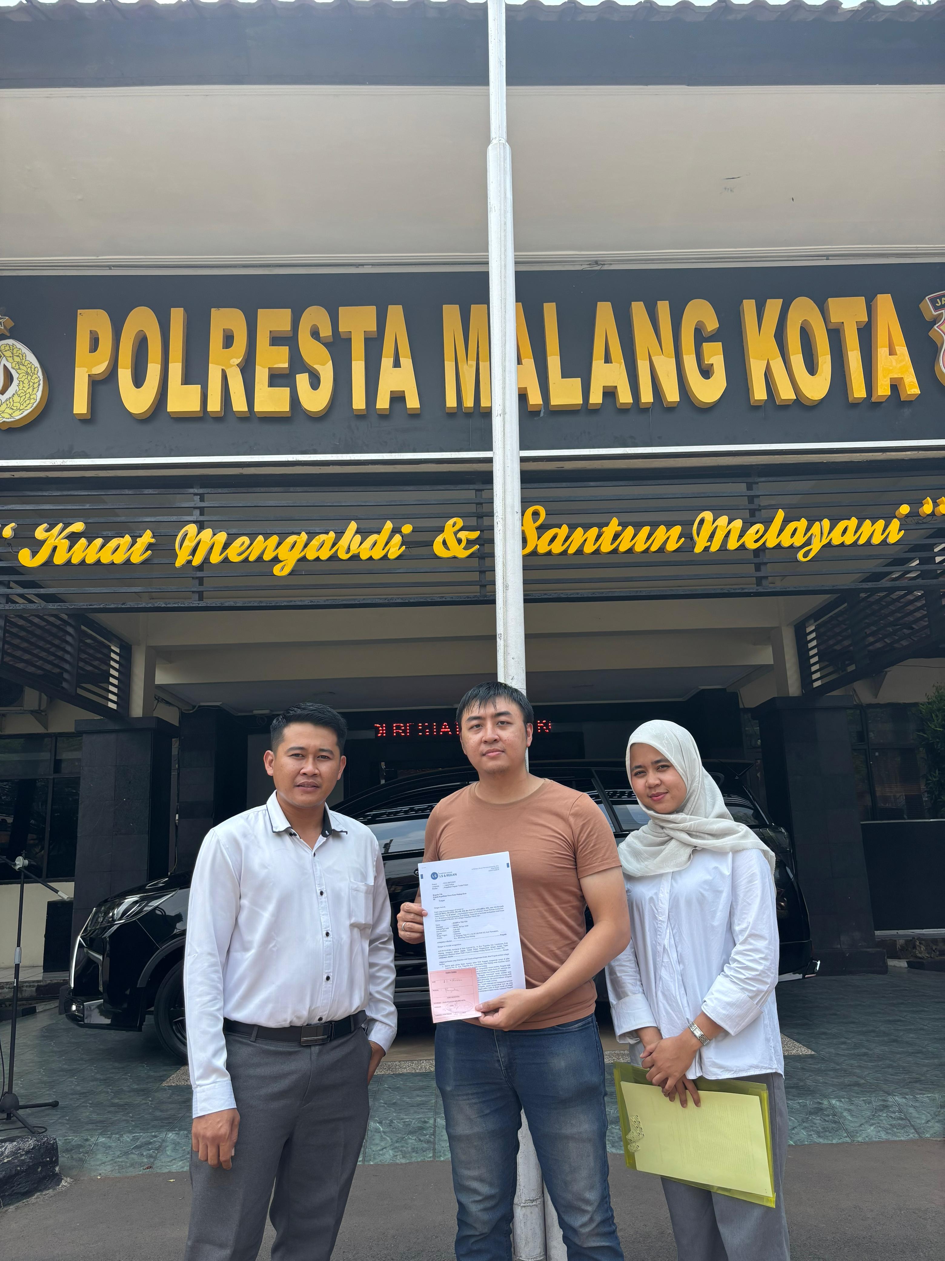 Joshua Travin (tengah) melaporkan tetangganya AD ke Polresta Malang Kota karena telah mengancam dengan sajam. (Istimewa)