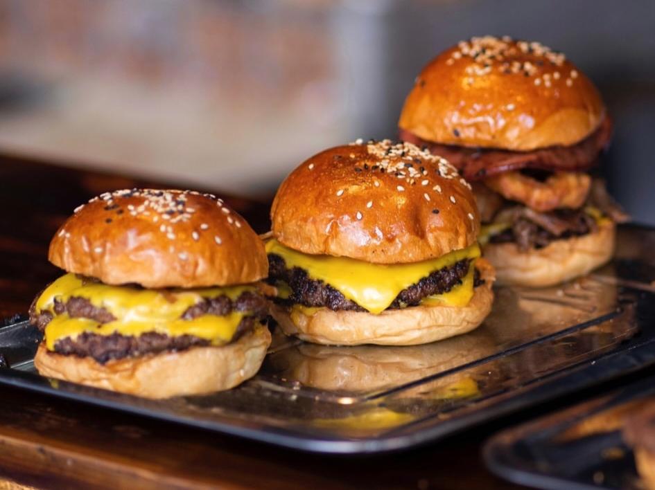 DAGING JUICY: Laue Burger, salah satu burger terbaik di Kota Malang.