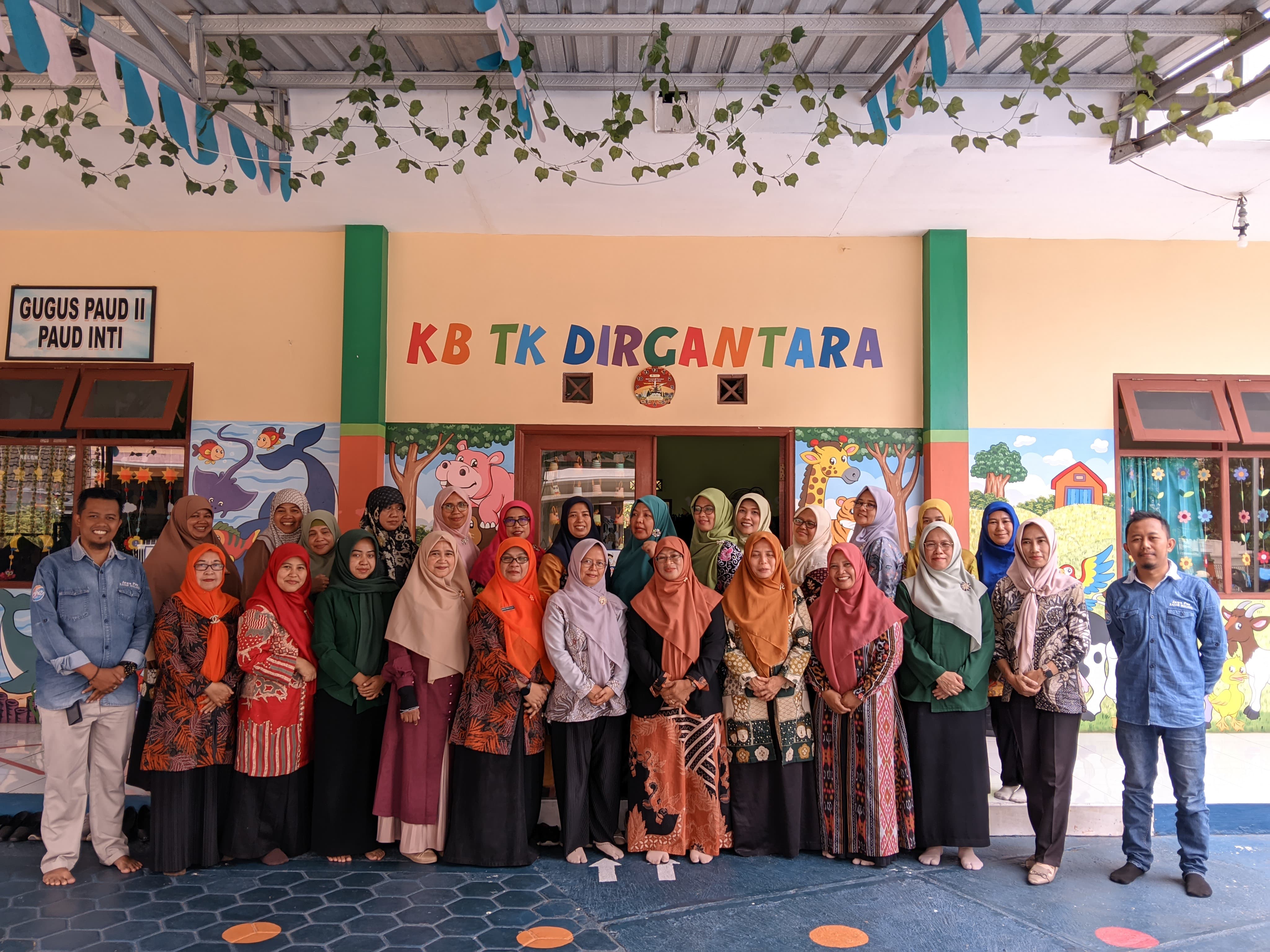 SEMANGAT: Kekompakan anggota PKG Kecamatan Kedungkandang saat Roadshow Lomba Mozaik Mom & Kids 2025 di KB TK Dirgantara, Selasa (14/10).