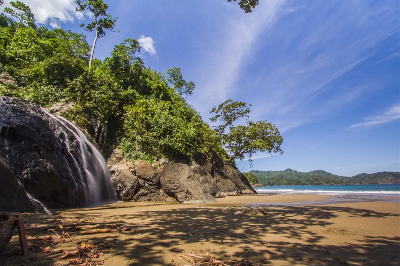 INDAH: Pantai Banyu Anjlok yang menawarkan keindahan yang jarang ditemukan di tempat lain, sebuah air terjun alami yang langsung bermuara ke laut.