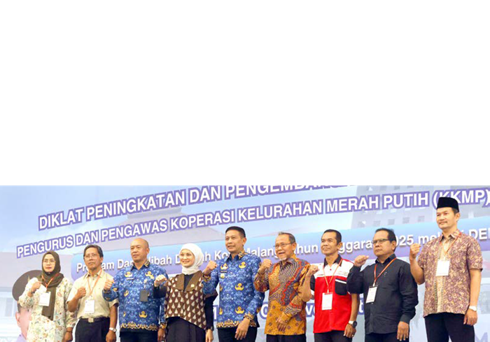 TINGKATKAN SDM: Wali Kota Malang Wahyu Hidayat (tengah) didampingi Ketua DPRD Kota Malang Amithya Ratnanggani Sirraduhita (empat dari kiri) dalam pelatihan pengurus koperasi di MCC kemarin.