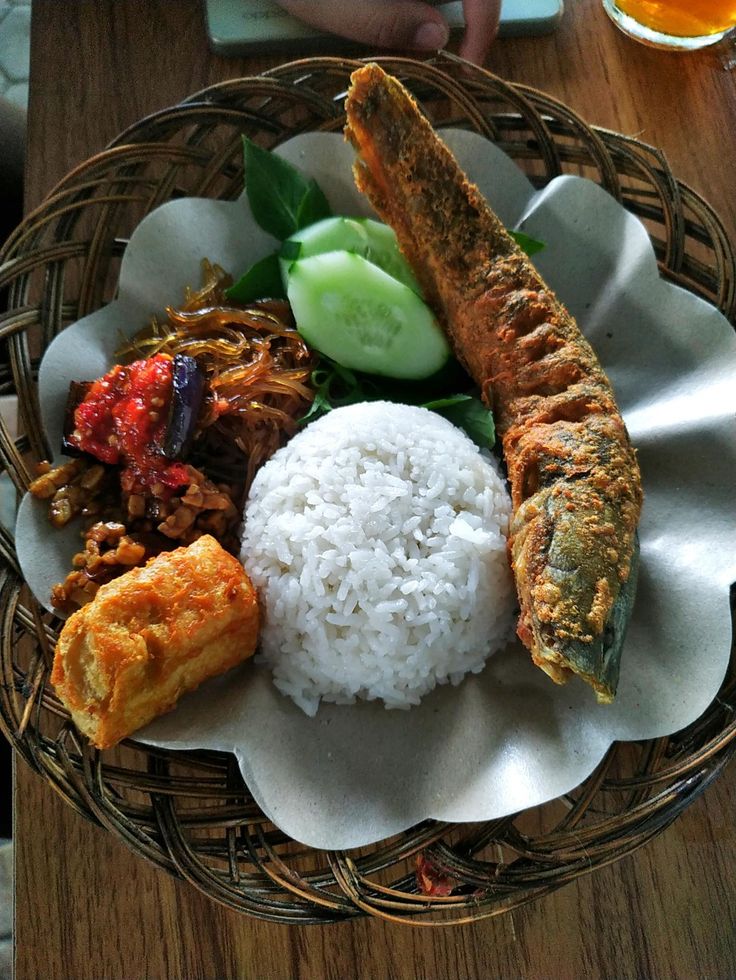SEDAP: Pecel lele, hidangan sederhana nan lezat dengan lele goreng garing dan sambal pedas menggugah selera.