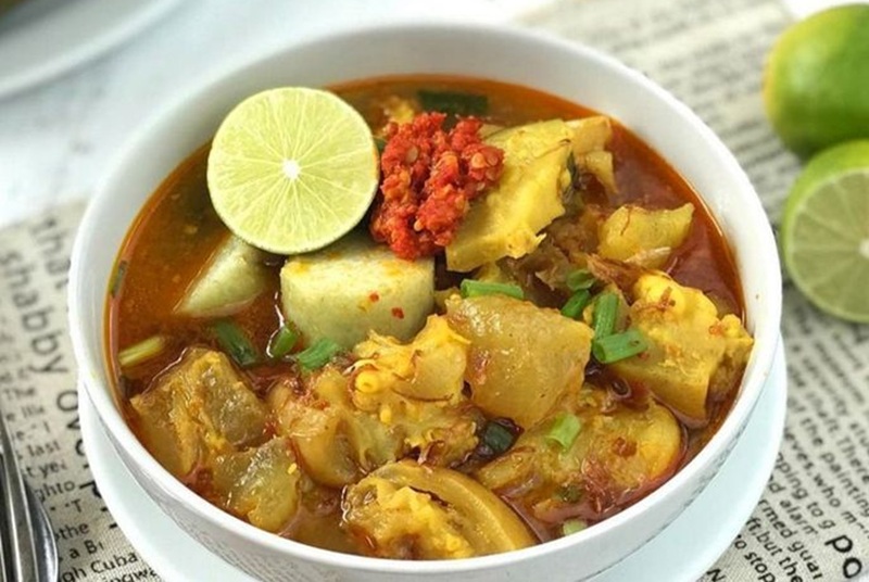 KHAS: Kikil sapi berbumbu kuning dengan irisan jeruk nipis dan sambal