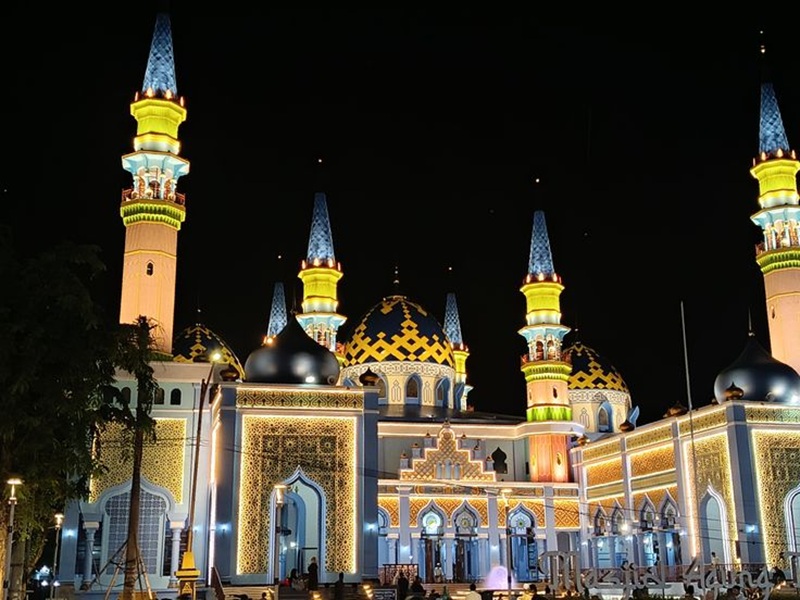 INDAH: Suasana Masjid Agung Tuban di malam hari