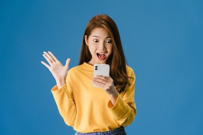 Ilustrasi perempuan melihat live shopping sebagai hiburan