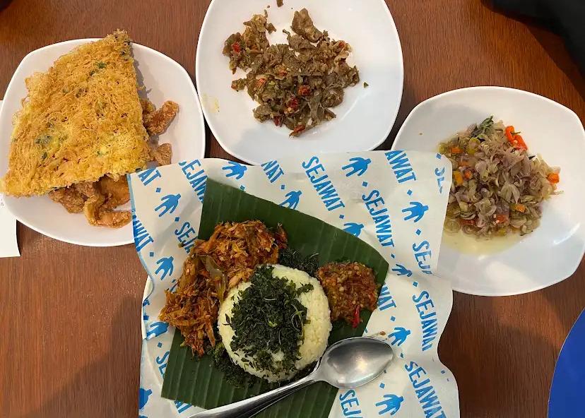 SUASANA PAGI: Warga menikmati sarapan di sekitar area Car Free Day (CFD) Ijen, Kota Malang. Ragam kuliner pagi menjadi pilihan pengunjung setelah berolahraga di akhir pekan.
