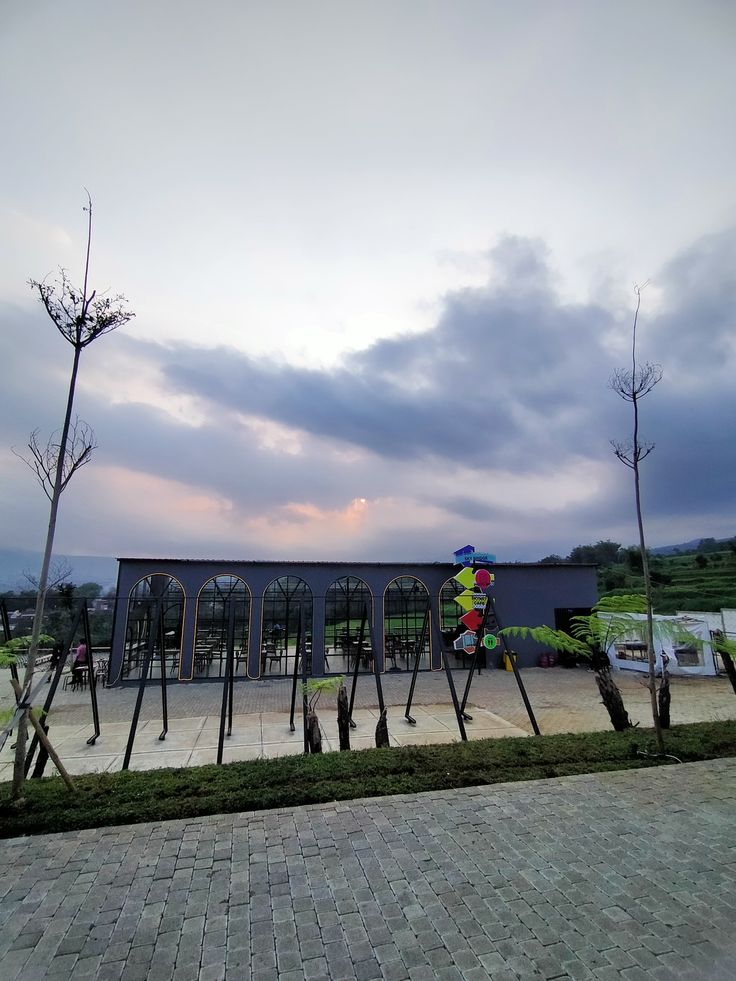 SERU: Malang Skyland tawarkan berbagai wahana menarik, dari SkyWheel hingga Camera Spin 360 yang cocok untuk segala usia.