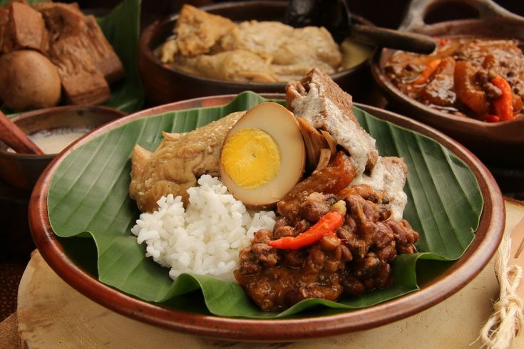 NIKMAT: Nikmatnya Gudeg Jogja dengan cita rasa manis gurih yang otentik dan menggugah selera.