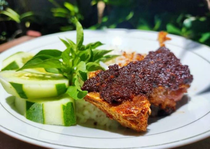 MANTAP: Bebek Bumbu Hitam khas Kota Pahlawan siap meledak di lidahmu!