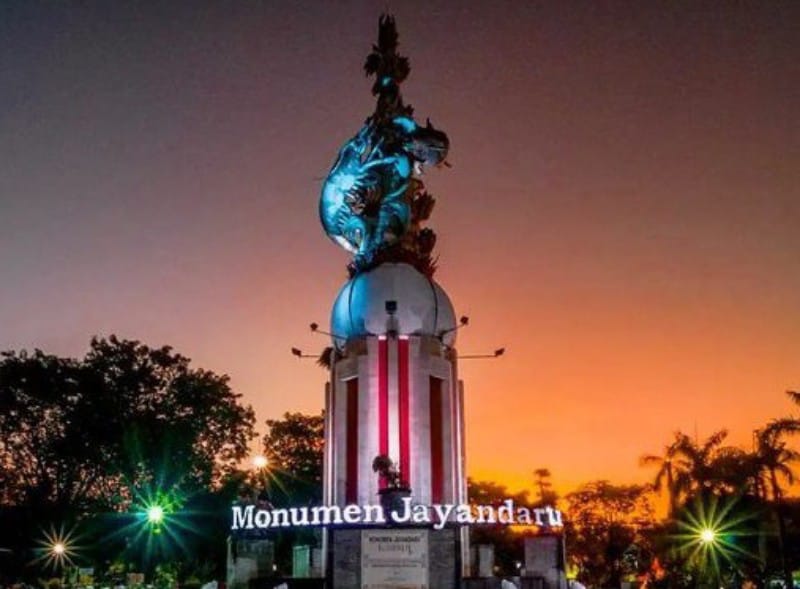 SEJARAH: Monumen Jayandaru, ikon Sidoarjo yang melambangkan keberuntungan dan kemakmuran.