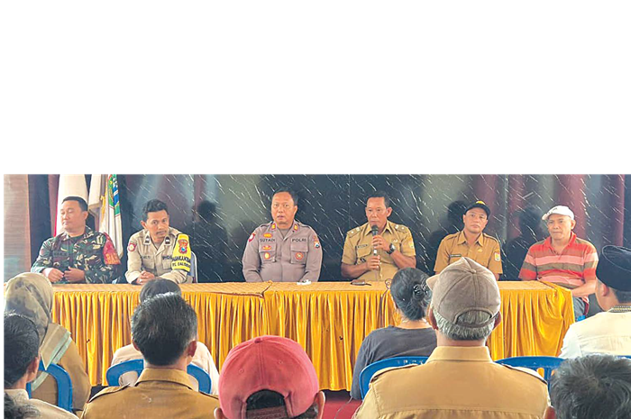 BAKAL DILAPORKAN WARGA: Pemdes Dalisodo menggelar pertemuan di balai desa bersama warga dan pihak keluarga korban, kemarin siang.