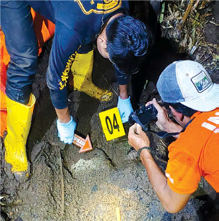 PELAKU TERTANGKAP: Polisi melakukan olah TKP penemuan mayat perempuan di sebuah kebun tebu di Desa Sumberejo, Kecamatan Gedangan, Senin malam (13/10).