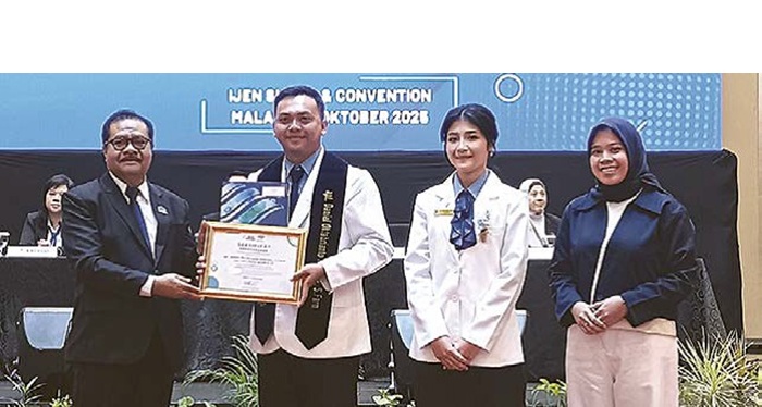 TITIP EMPAT PESAN: Rektor Universitas Ma Chung Prof Dr Ir Stefanus Yufra M. Taneo MS MSc (kiri) memberikan piagam kepada Daniel Oktabrianto, peraih IPK tertinggi dari Prodi PSPPA.