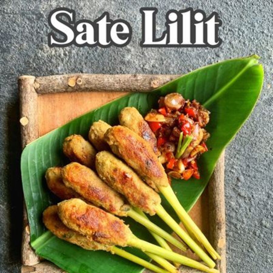UNIK: Terbuat dari daging cincang yang dibumbui rempah lengkap dan kelapa parut, lalu dililitkan pada batang serai atau bambu sebelum dibakar hingga harum.