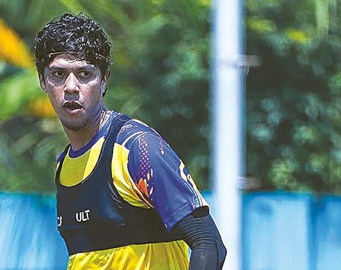AKAN BERBENAH: Betinho melepaskan umpan dalam sesi internal game Arema FC di ARG Soccer Field Lawang, Selasa lalu (14/10).