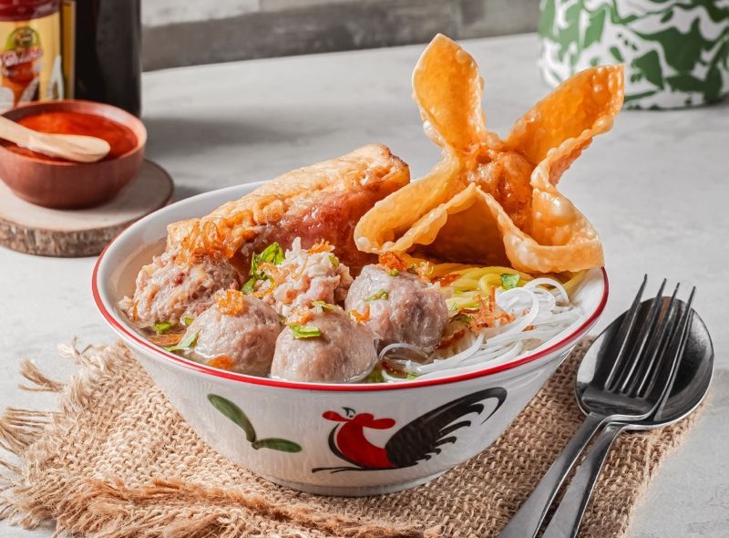 LEZAT: Bakso porsi lengkap dengan tahu dan gorengan yang menggugah selera