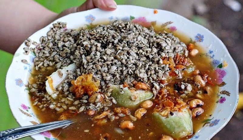 LEZAT: satu porsi lontong kupang lengkap yang menggugah selera