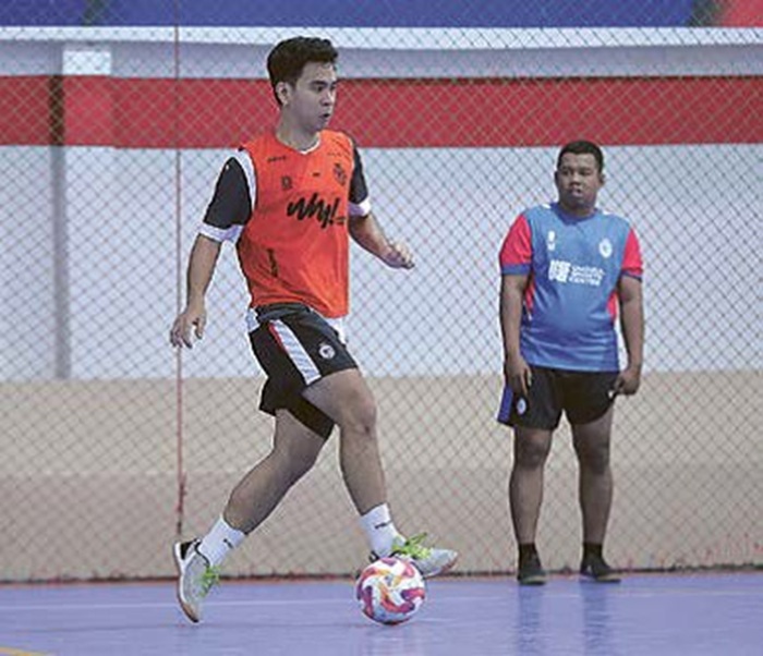 KESAMPINGKAN REUNI: Flank Unggul FC Malang Abdussalam menggiring bola dalam sesi latihan di Unggul Sports Center, kemarin.