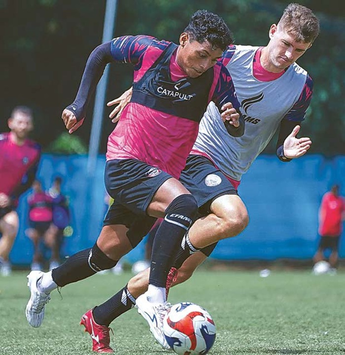 PUNYA PR: Salim Tuharea (kiri) berusaha melewati Odivan Koerich dalam sesi latihan di ARG Soccer Field Lawang, Senin lalu (13/10).