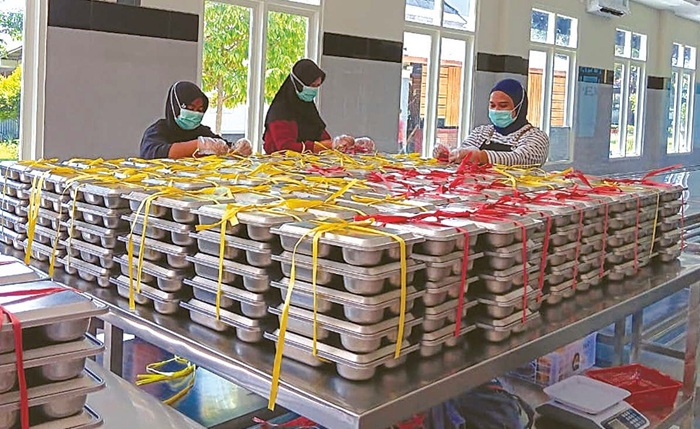 BERPENGALAMAN: Petugas SPPG PEM Gondanglegi menyiapkan MBG untuk didistribusikan, kemarin (15/10).