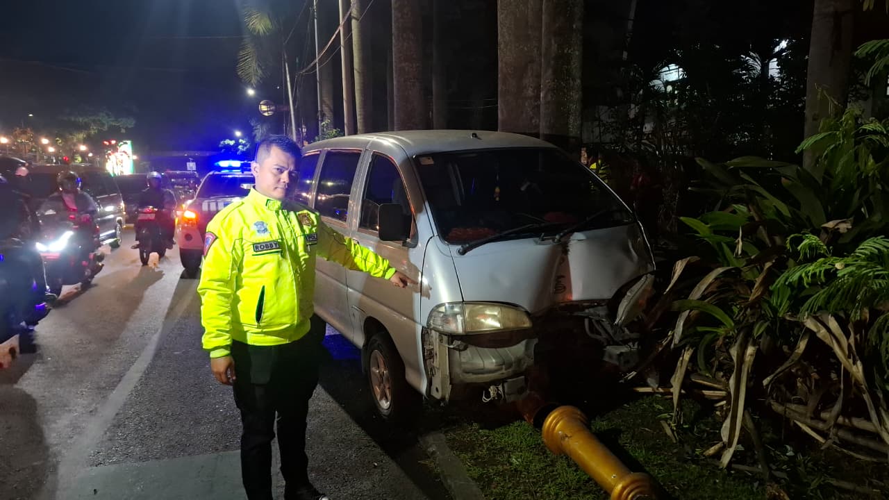 Kondisi Daihatsu Espass yang menabrak tiang PJU di Jalan Ijen pada Rabu (15/10) petang. (Satlantas Polresta Malang Kota for Radar Malang)