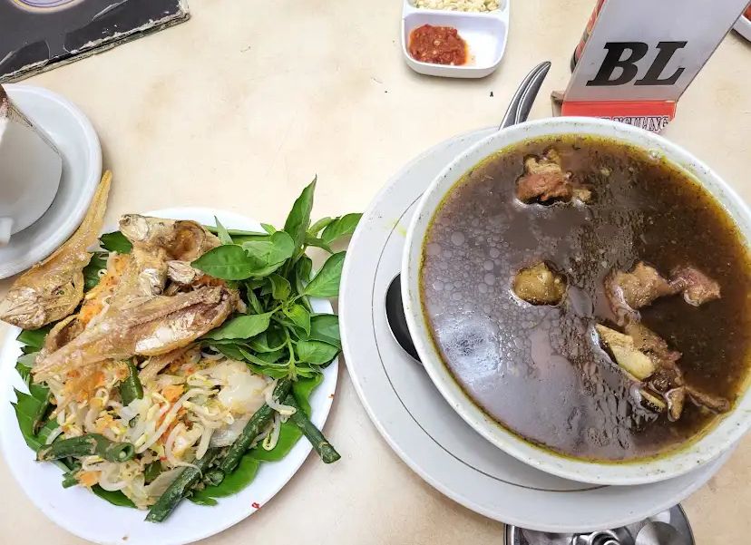 CITA RASA JAWA TIMUR: Seporsi rawon disajikan hangat di salah satu rumah makan di Probolinggo. Menu ini menjadi favorit wisatawan asal Malang saat berlibur ke kota tetangga tersebut.