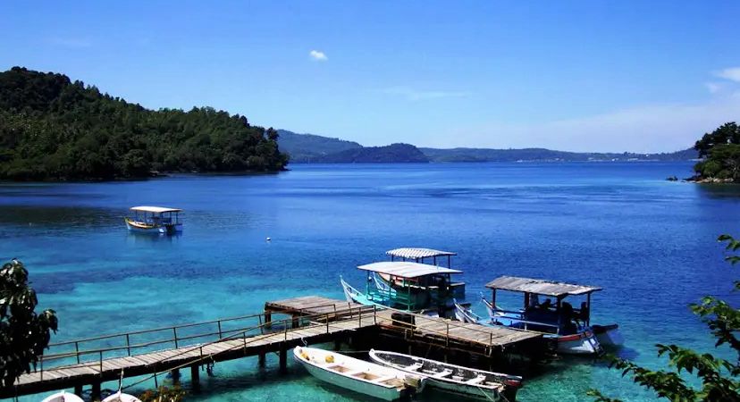PESONA TROPIS: Pemandangan laut jernih dan pasir putih di Karimun Jawa menarik perhatian wisatawan, termasuk dari Malang. Destinasi ini terkenal dengan keindahan bawah lautnya yang menawan.