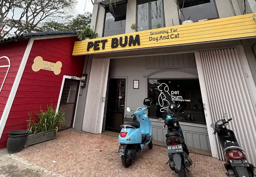 PERAWATAN MAKSIMAL: Petugas memandikan anjing peliharaan di salah satu tempat penitipan hewan di Kota Malang. Layanan lengkap membuat pemilik merasa tenang meninggalkan hewan kesayangan.
