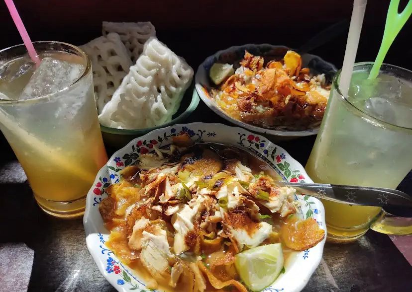 RAMAI PEMBELI: Suasana warung makan di sekitar Kampus UIN Malang tampak ramai oleh mahasiswa. Kawasan ini dikenal sebagai surganya kuliner murah dan lezat.