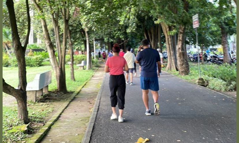 SUASANA PAGI: Warga menikmati kegiatan jalan pagi di kawasan Soekarno Hatta, Kota Malang. Jalur ini menjadi favorit karena udaranya sejuk dan dikelilingi pepohonan rindang.