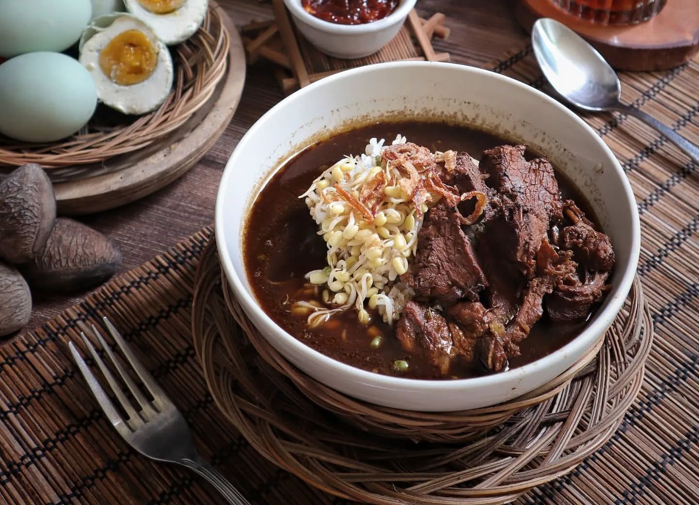 LEZAT HANGAT: Rawon, kuliner khas Jawa Timur yang wajib dicoba.