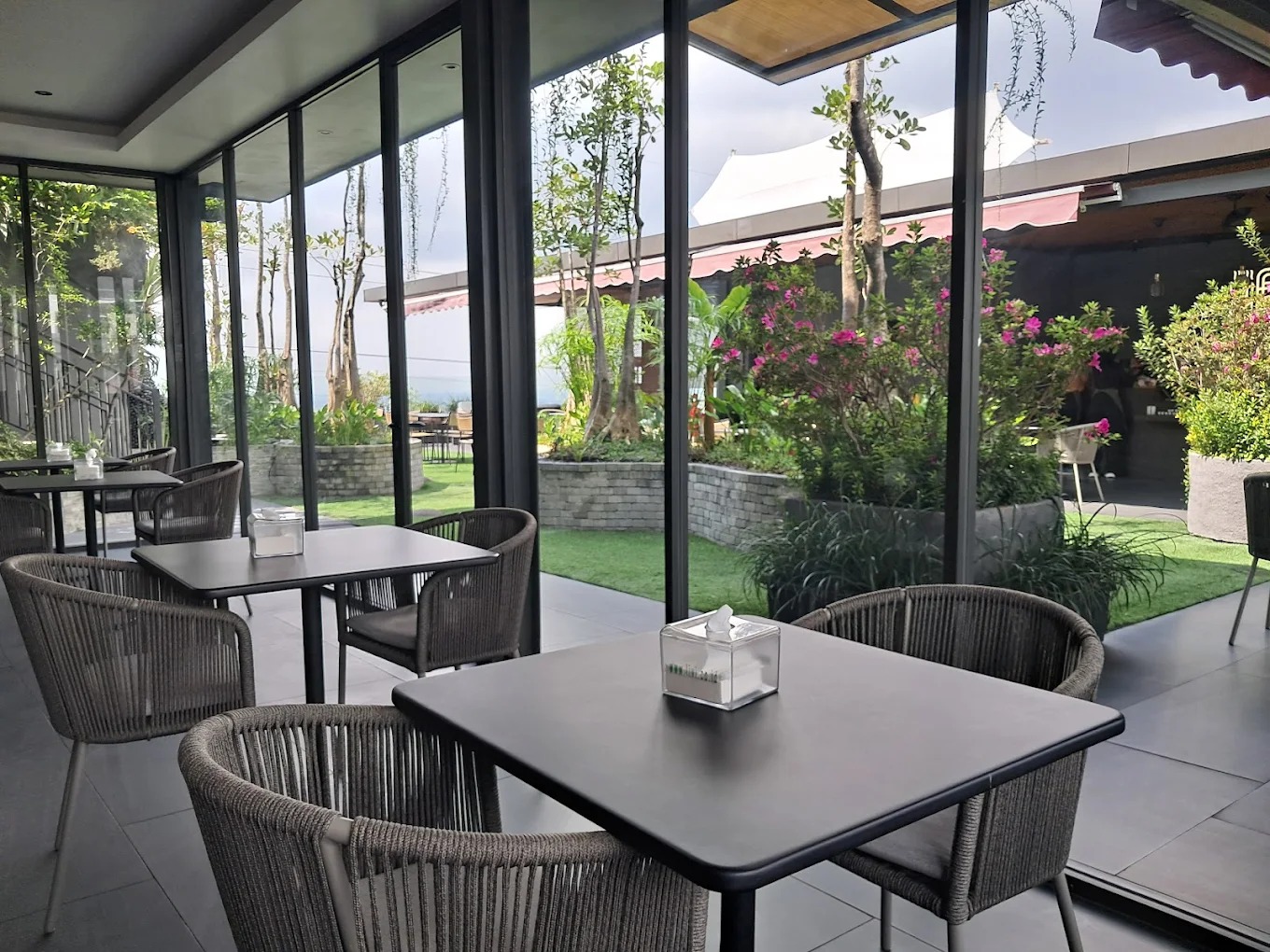 NIKMAT: Pule Elpico Cafe, kafe yang menghadirkan pengalaman nongkrong yang menyenangkan bersama teman, pasangan, atau keluarga.