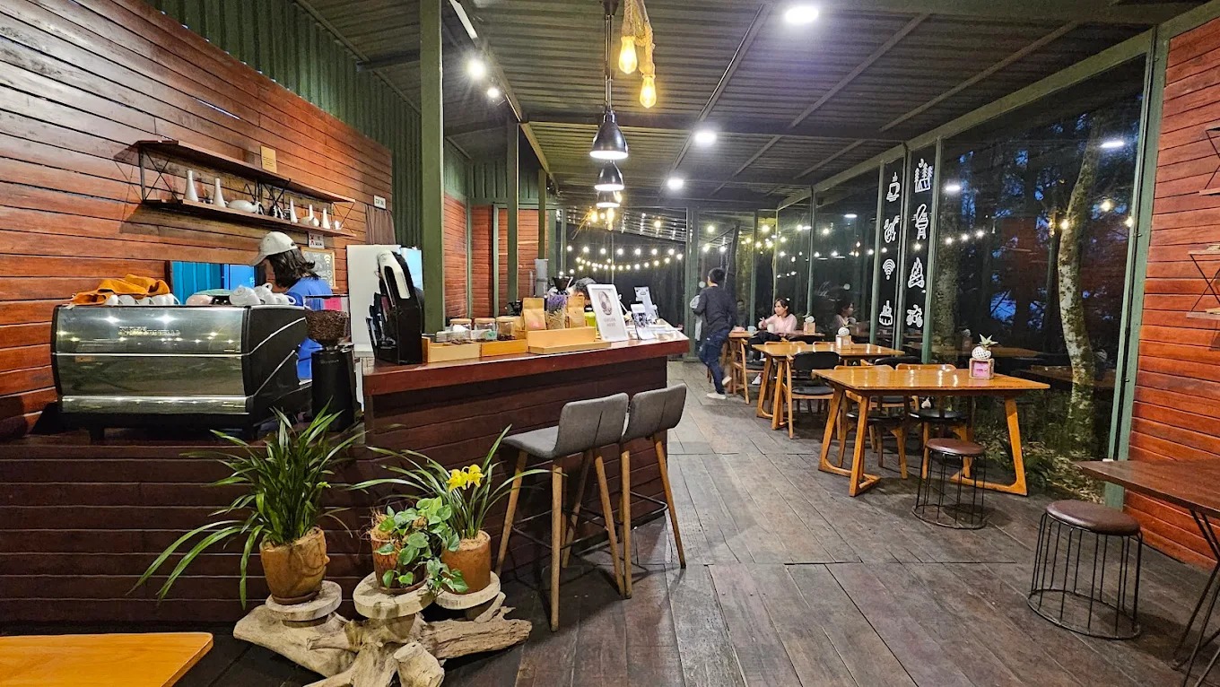 SEJUK: Greenrock Cafe, kafe yang menawarkan pengalaman bersantap di tengah kabut dan udara pegunungan yang sejuk.