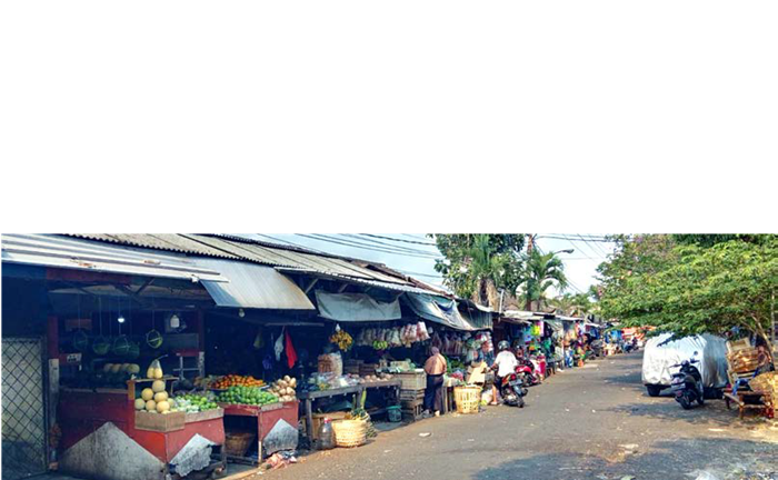 BUTUH PERBAIKAN: Deretan kios di Pasar Blimbing masih buka meski tuntutan perbaikan dari pedagang belum terwujud kemarin (15/10).