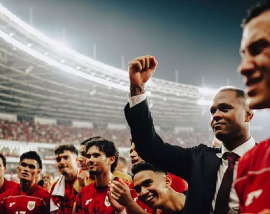 TAK BERAKHIR MANIS: Coach Patrick Kluivert saat bersama  Timnas Indonesia. Siang ini dia diberhentikan oleh PSSI sebagai pelatih Timnas.