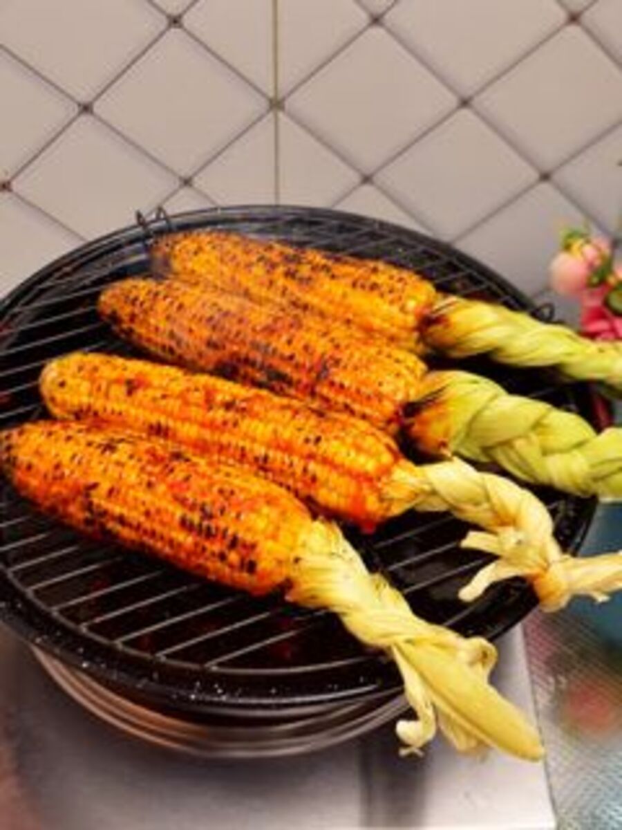 NIKMAT DAN HANGAT: Saat cuaca sedang enak makan jagung bakar yang hangat