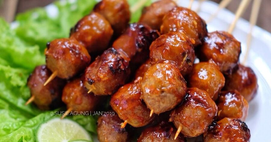 SMOKEY: Bakso bakar yang diolesi bumbu kecap atau bumbu yang dibuat oleh penjual terasa lezat