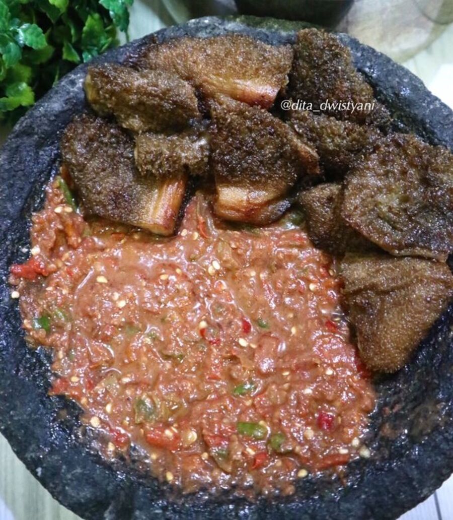 KHAS YOGYAKARTA: Menu ini menggabungkan kelezatan lauk bacem seperti ayam, tahu, atau tempe yang dimasak dengan bumbu khas Jawa, disajikan bersama lalapan segar dan sambal pedas yang menambah selera m