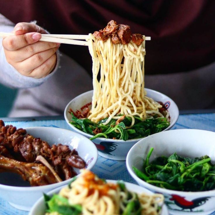 LEZAT: satu porsi mi ayam yang menggugah selera