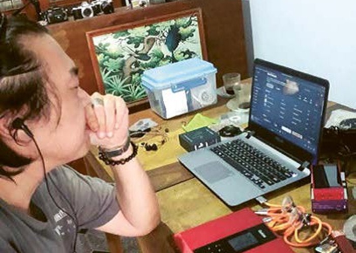 FOKUS: Pradono Gunawan mencoba setup audiophile.