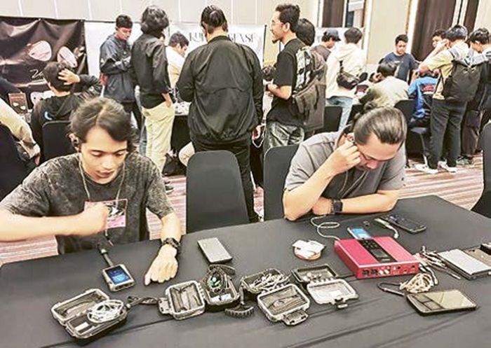 TEMUKAN KESEMPURNAAN: Pradono Gunawan (kanan) menjajal produk IEM dan Amplifier di Personal Audio Show Jogjakarta 2025 pada Juli lalu.